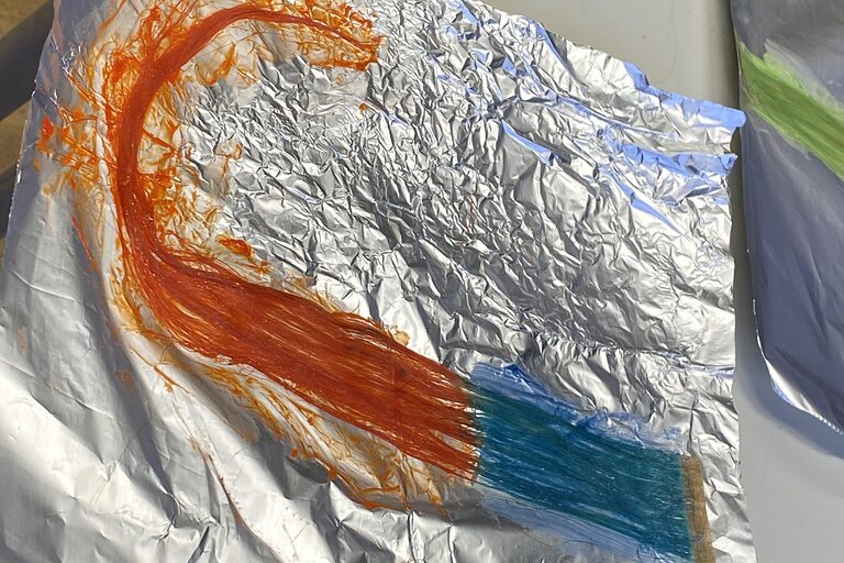 Friseure: Haarsträhnen auf Alufolie färben Friseure: Haarsträhnen auf Alufolie färben