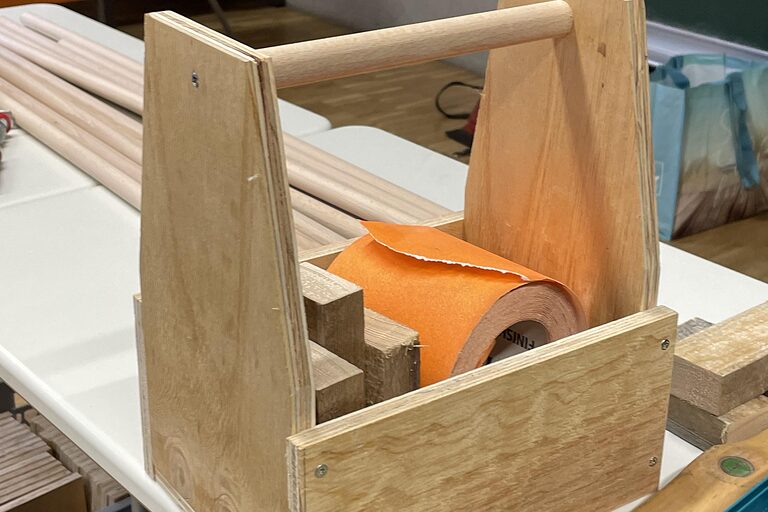 Zimmerer: Einfache Werkzeugkiste bauen mit vorgefertigten Elementen Zimmerer: Einfache Werkzeugkiste bauen mit vorgefertigten Elementen