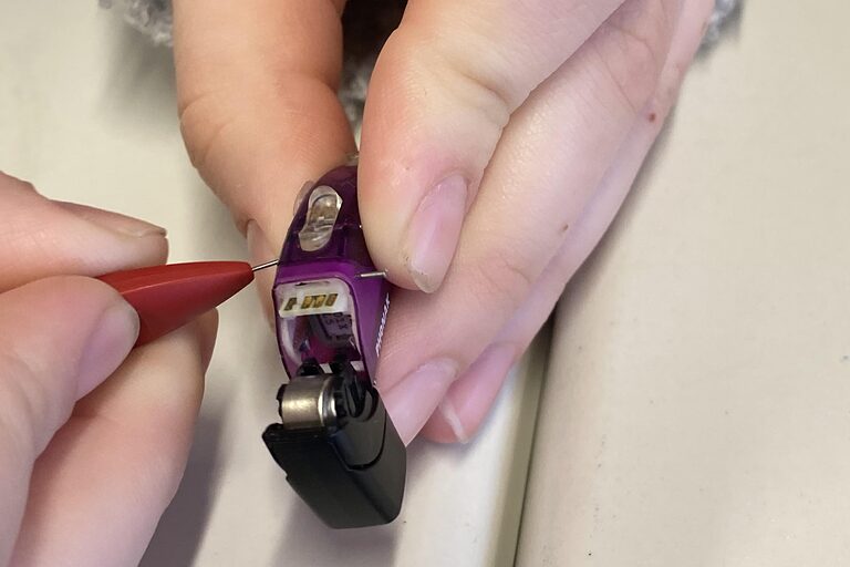 Hörakustiker: Hörgerät zerlegen Hörakustiker: Hörgerät zerlegen